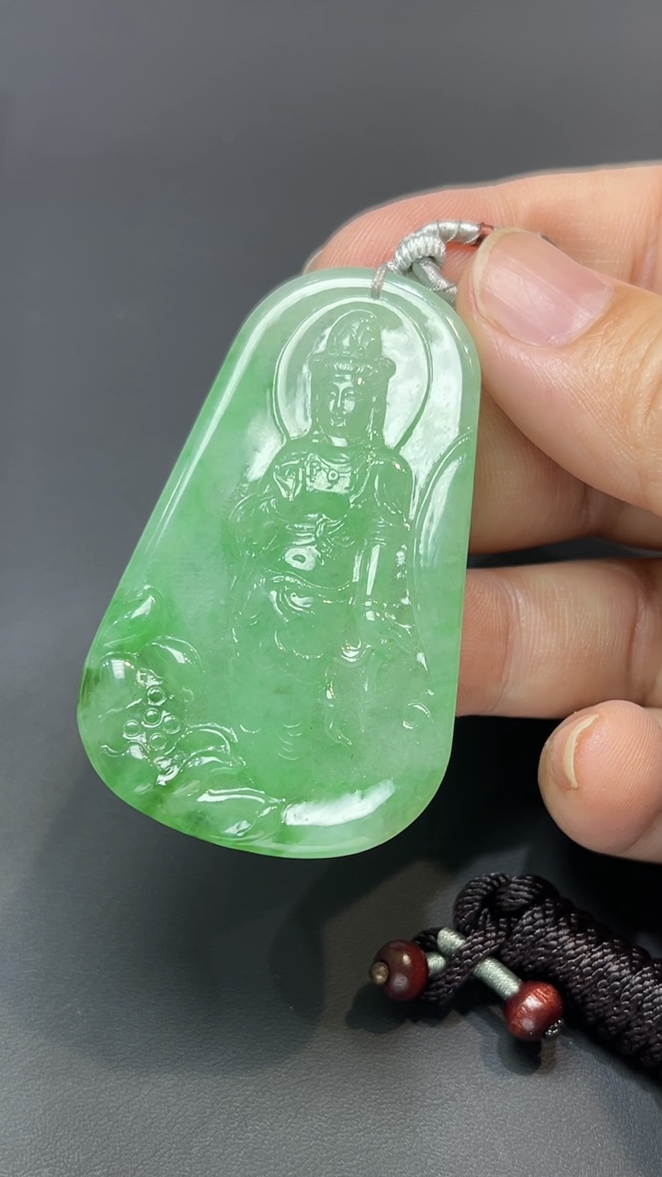 蓮影生光・天然翡翠陽綠玉佩觀音像 #編號446 4 蓮影生光・天然翡翠陽綠玉佩觀音像 #編號446 - Image 4