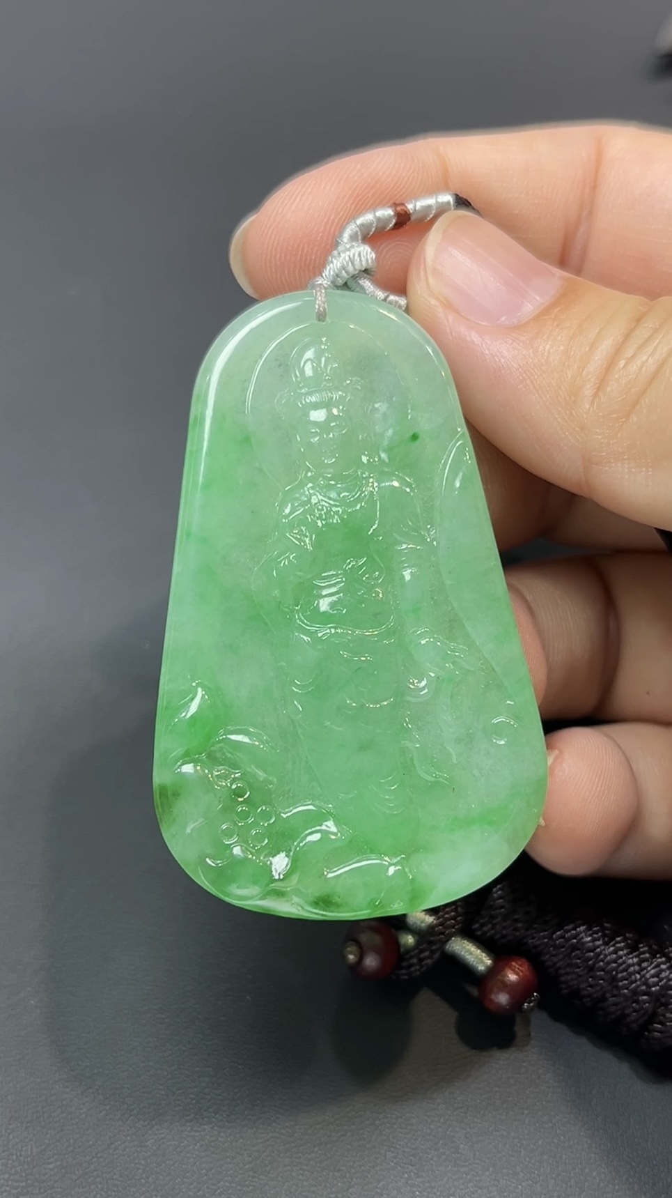蓮影生光・天然翡翠陽綠玉佩觀音像 #編號446 5 蓮影生光・天然翡翠陽綠玉佩觀音像 #編號446 - Image 5