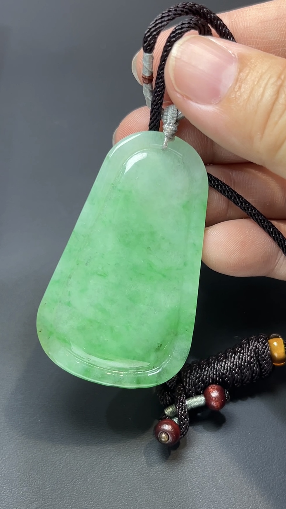 蓮影生光・天然翡翠陽綠玉佩觀音像 #編號446 6 蓮影生光・天然翡翠陽綠玉佩觀音像 #編號446 - Image 6