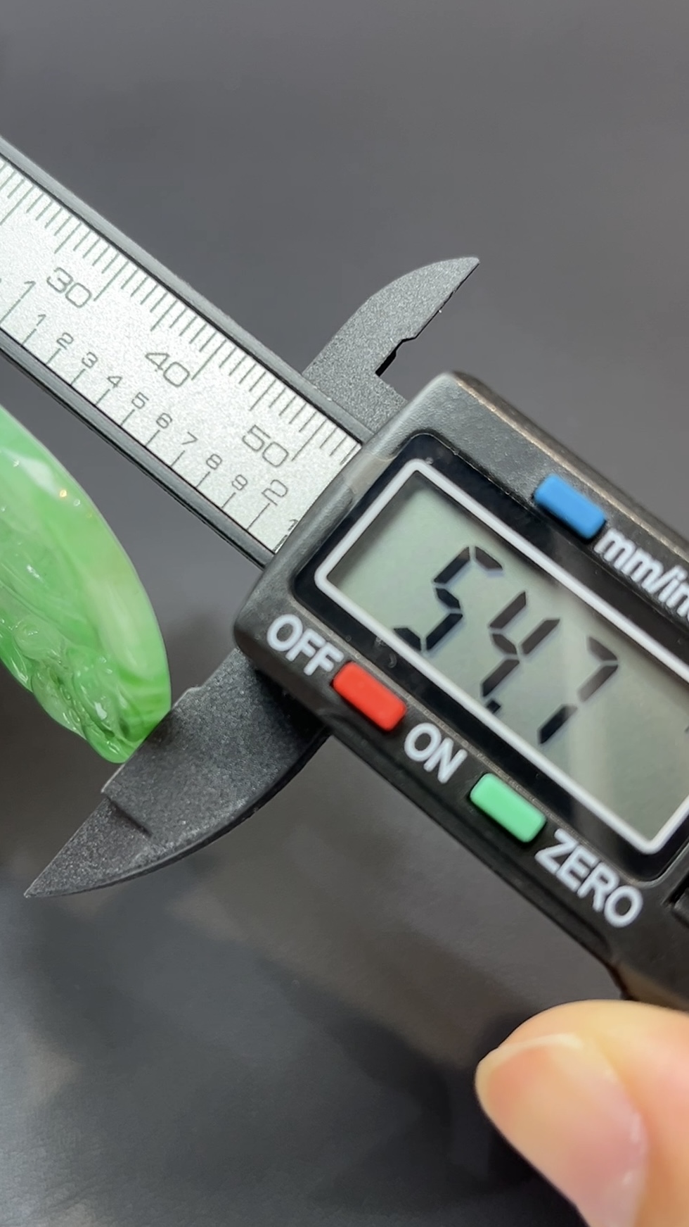 蓮影生光・天然翡翠陽綠玉佩觀音像 #編號446 7 蓮影生光・天然翡翠陽綠玉佩觀音像 #編號446 - Image 7