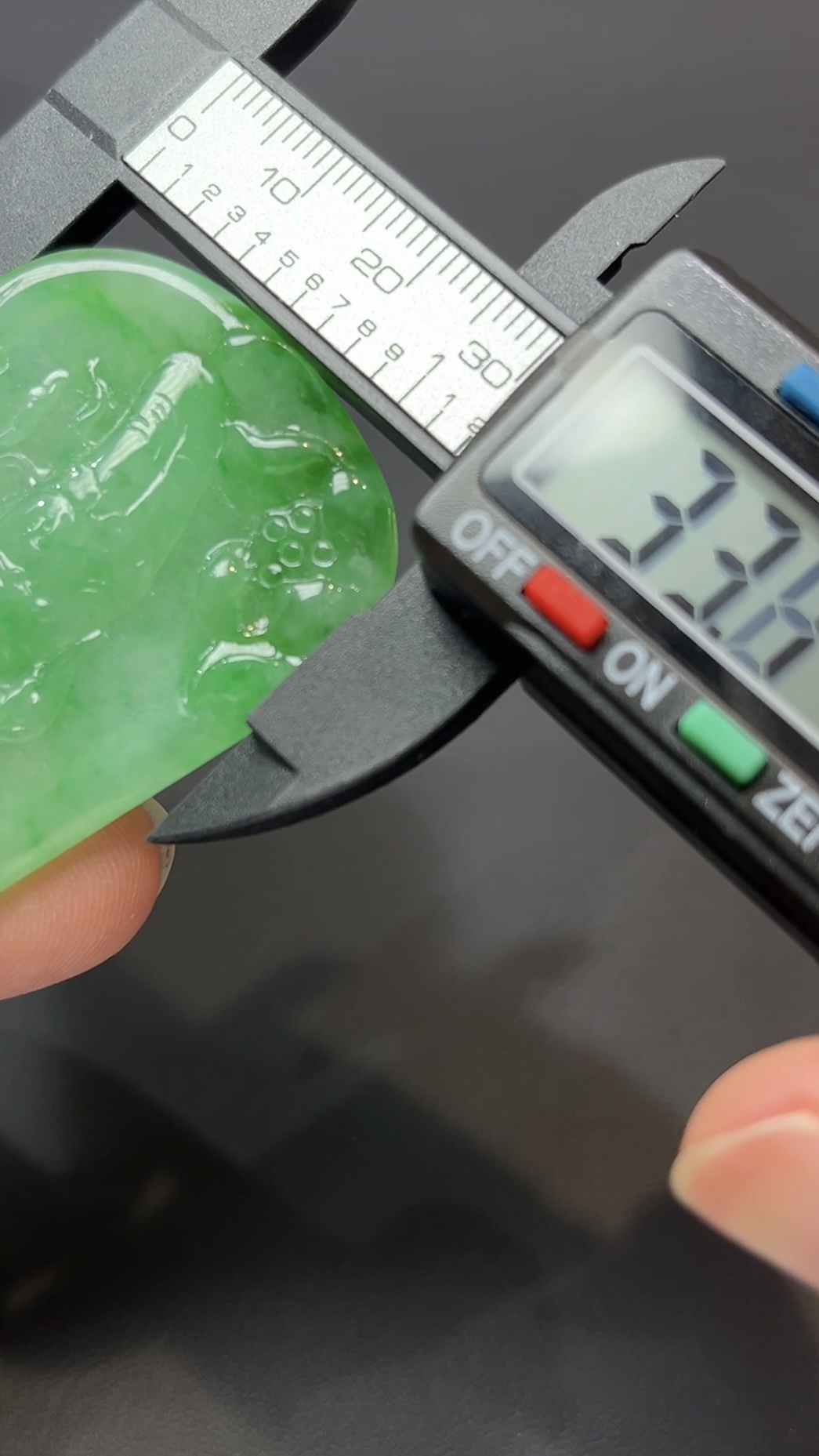 蓮影生光・天然翡翠陽綠玉佩觀音像 #編號446 8 蓮影生光・天然翡翠陽綠玉佩觀音像 #編號446 - Image 8