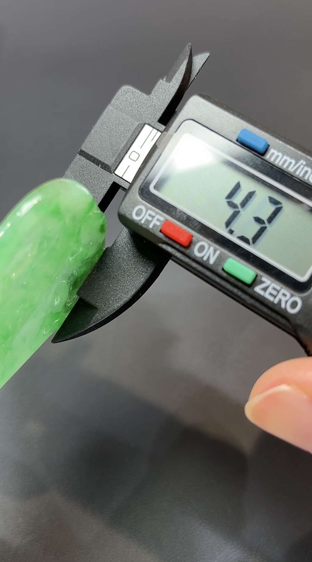 蓮影生光・天然翡翠陽綠玉佩觀音像 #編號446 9 蓮影生光・天然翡翠陽綠玉佩觀音像 #編號446 - Image 9