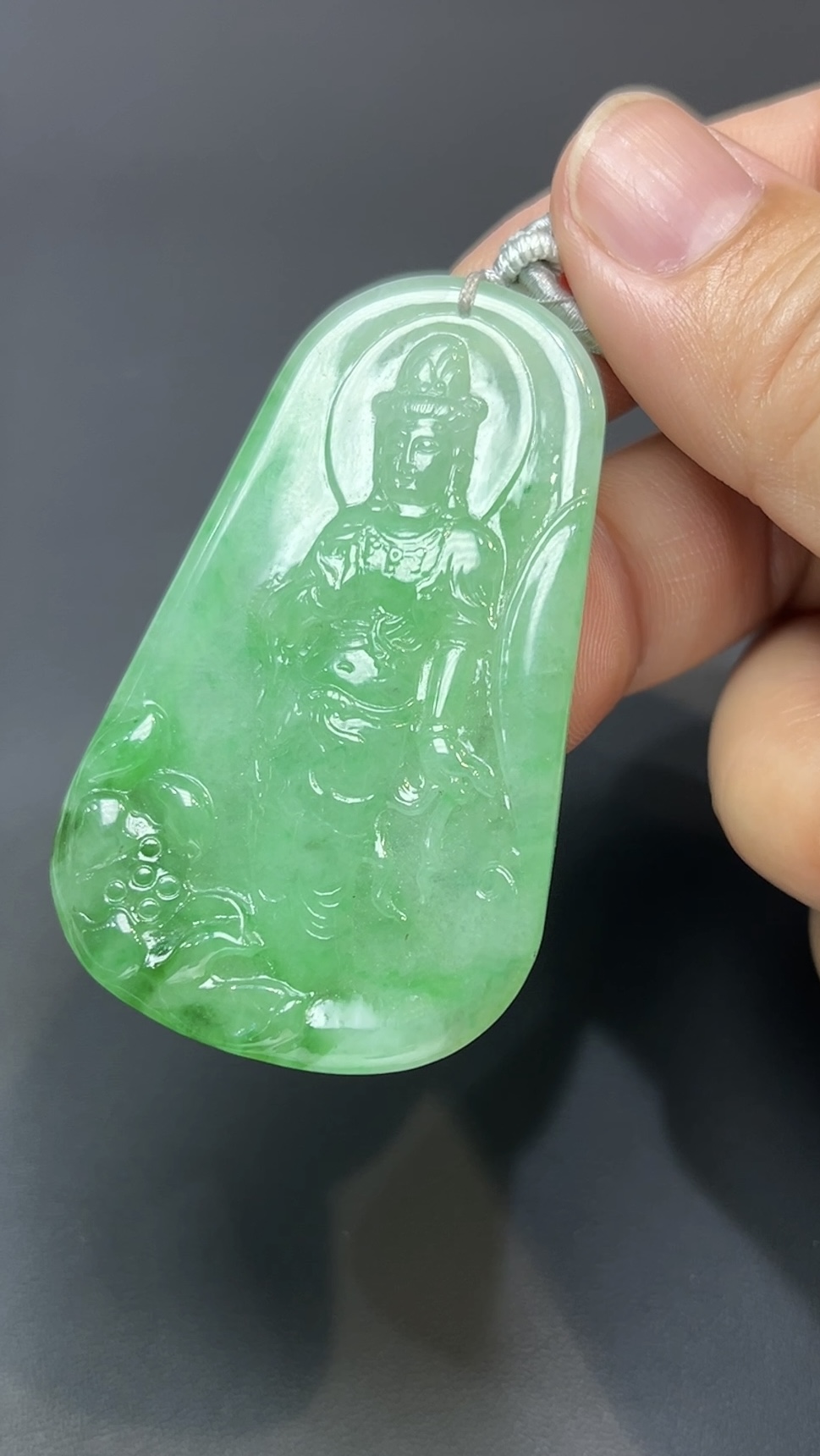 蓮影生光・天然翡翠陽綠玉佩觀音像 #編號446 10 蓮影生光・天然翡翠陽綠玉佩觀音像 #編號446 - Image 10