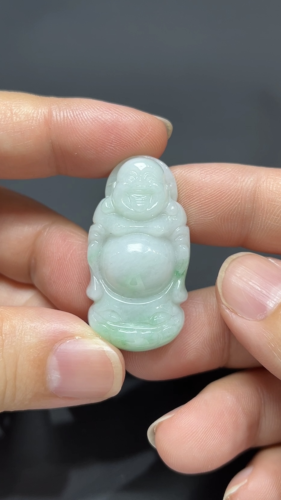 慧光立現・天然淺綠翡翠站立佛像吊墜 #編號452 1 慧光立現・天然淺綠翡翠站立佛像吊墜 #編號452