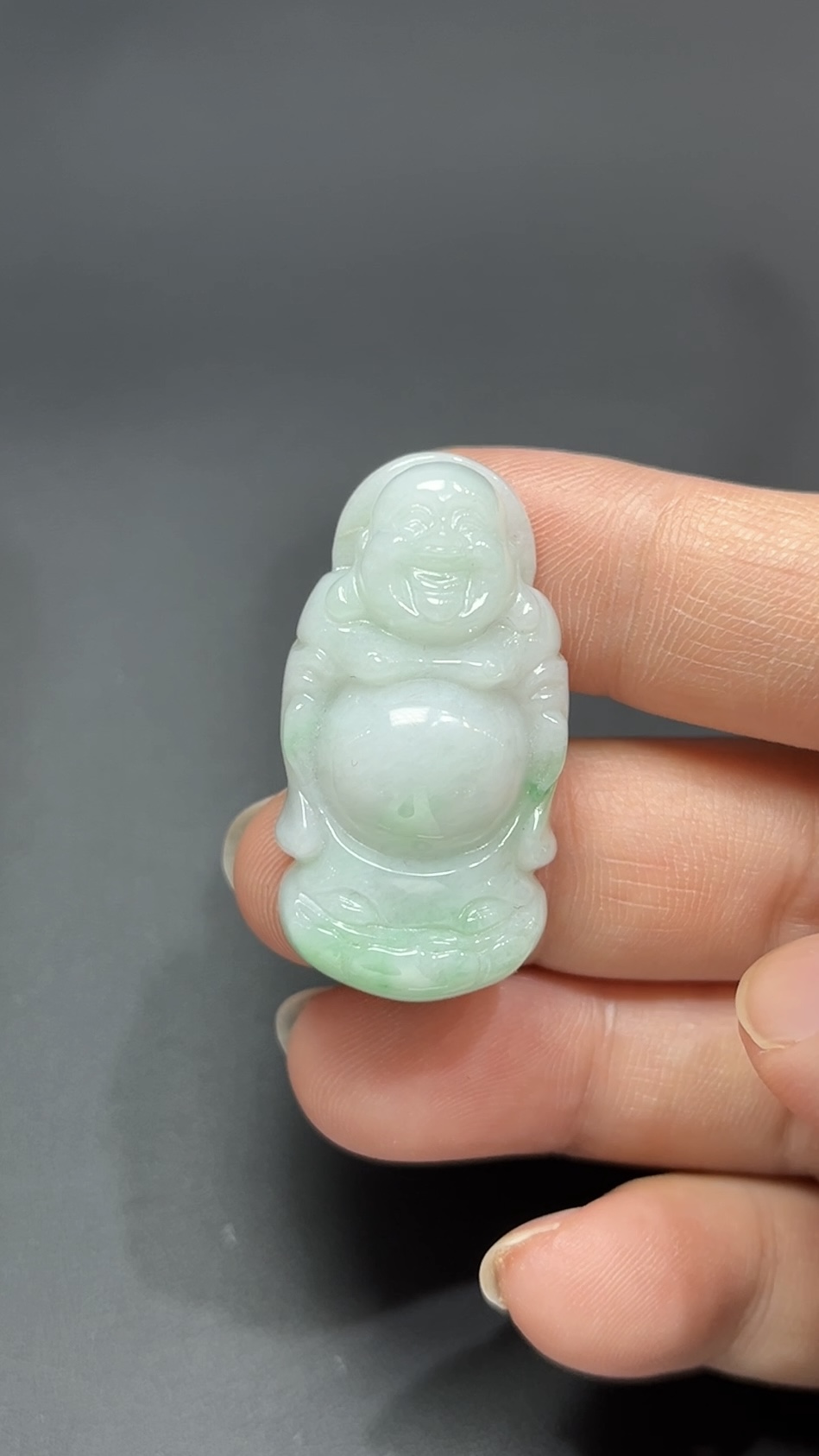 慧光立現・天然淺綠翡翠站立佛像吊墜 #編號452 3 慧光立現・天然淺綠翡翠站立佛像吊墜 #編號452 - Image 3