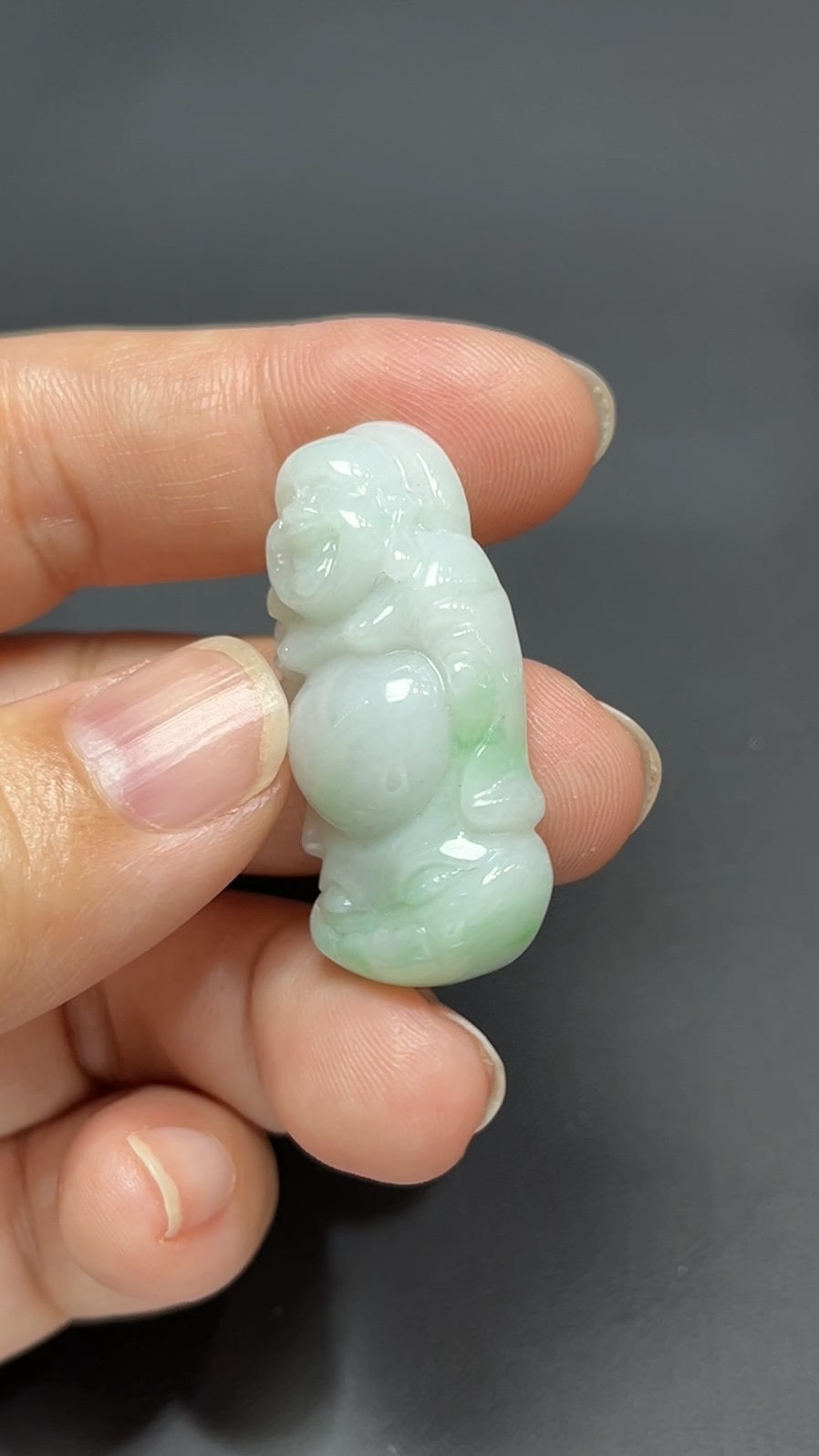 慧光立現・天然淺綠翡翠站立佛像吊墜 #編號452 4 慧光立現・天然淺綠翡翠站立佛像吊墜 #編號452 - Image 4