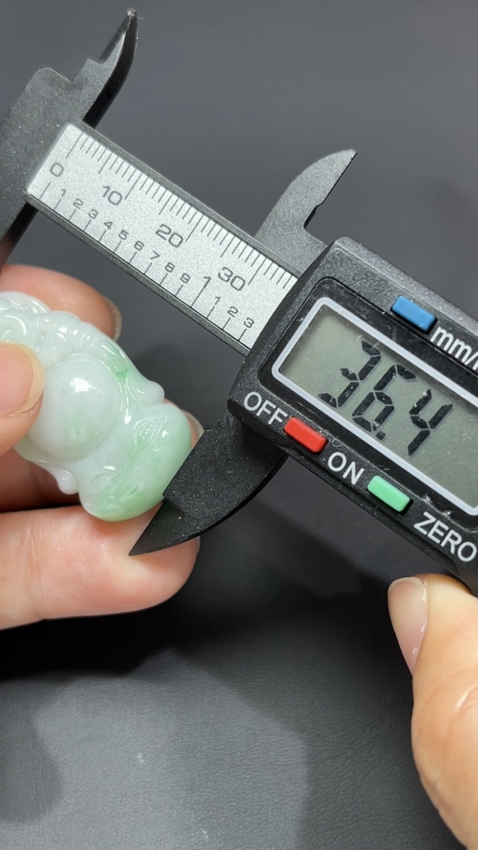 慧光立現・天然淺綠翡翠站立佛像吊墜 #編號452 5 慧光立現・天然淺綠翡翠站立佛像吊墜 #編號452 - Image 5