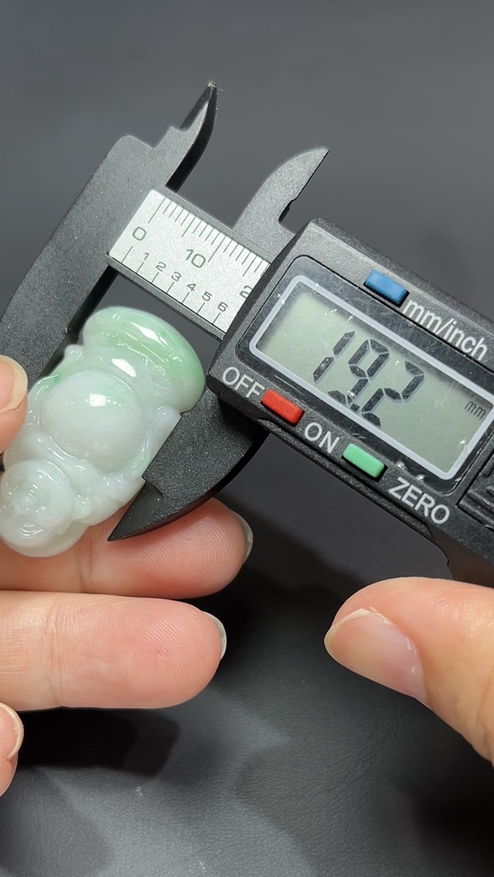 慧光立現・天然淺綠翡翠站立佛像吊墜 #編號452 6 慧光立現・天然淺綠翡翠站立佛像吊墜 #編號452 - Image 6