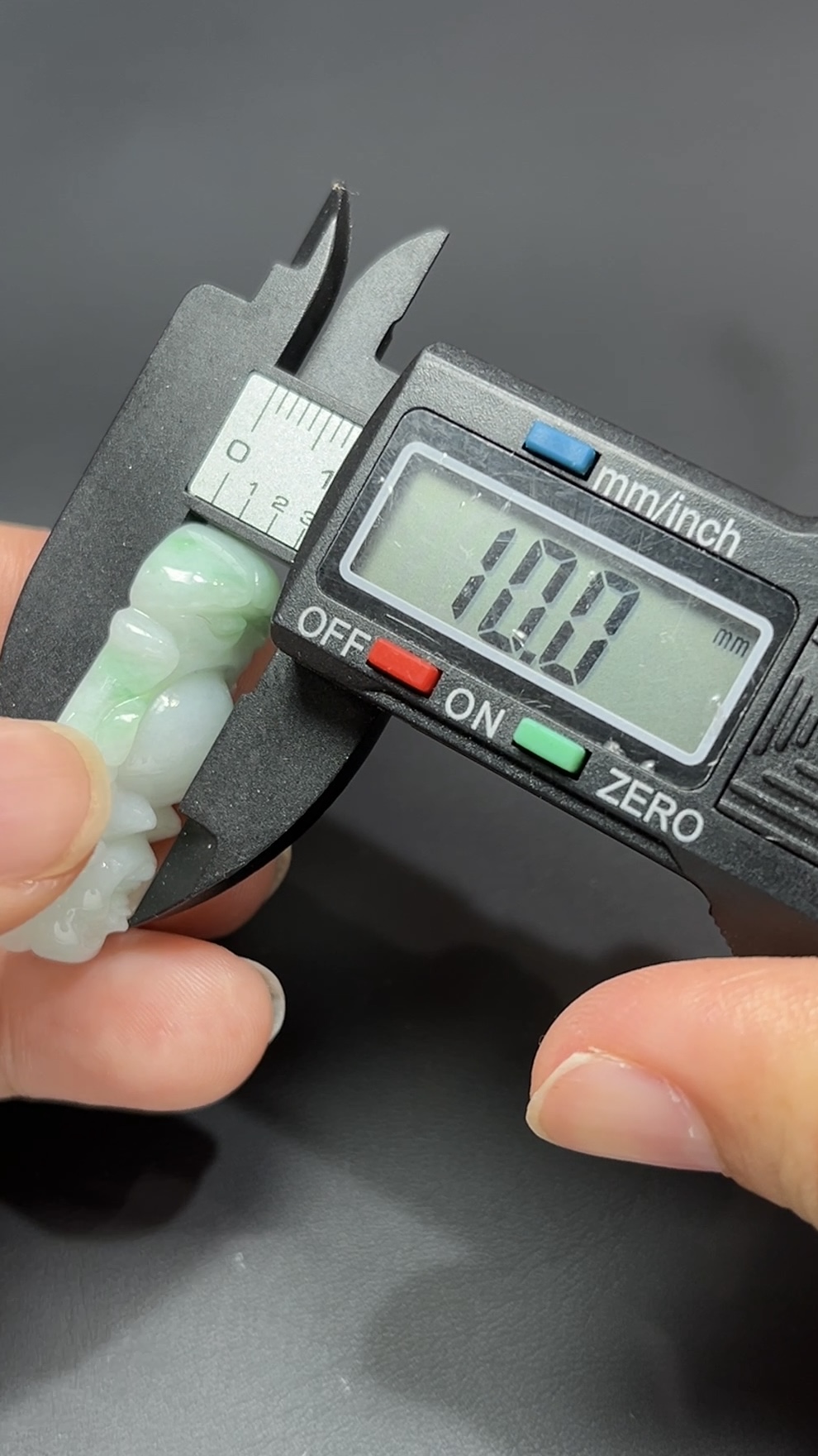 慧光立現・天然淺綠翡翠站立佛像吊墜 #編號452 7 慧光立現・天然淺綠翡翠站立佛像吊墜 #編號452 - Image 7