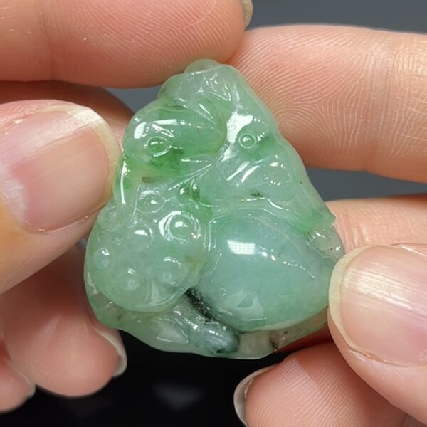 荷韻靈趣・天然翡翠蓮蓬青蛙造型吊墜 #編號453