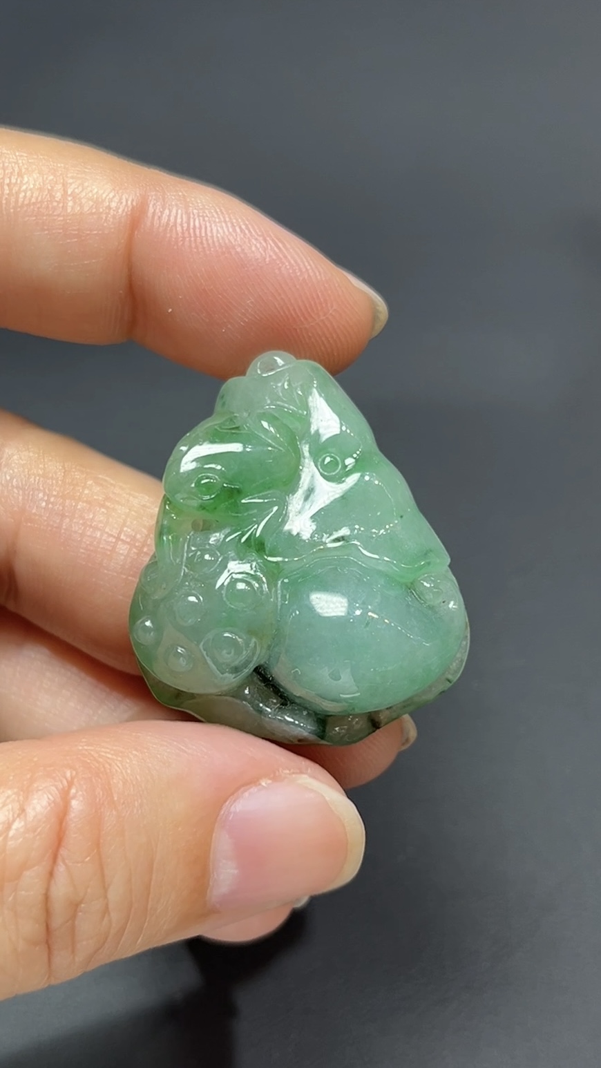 荷韻靈趣・天然翡翠蓮蓬青蛙造型吊墜 #編號453 4 荷韻靈趣・天然翡翠蓮蓬青蛙造型吊墜 #編號453 - Image 4