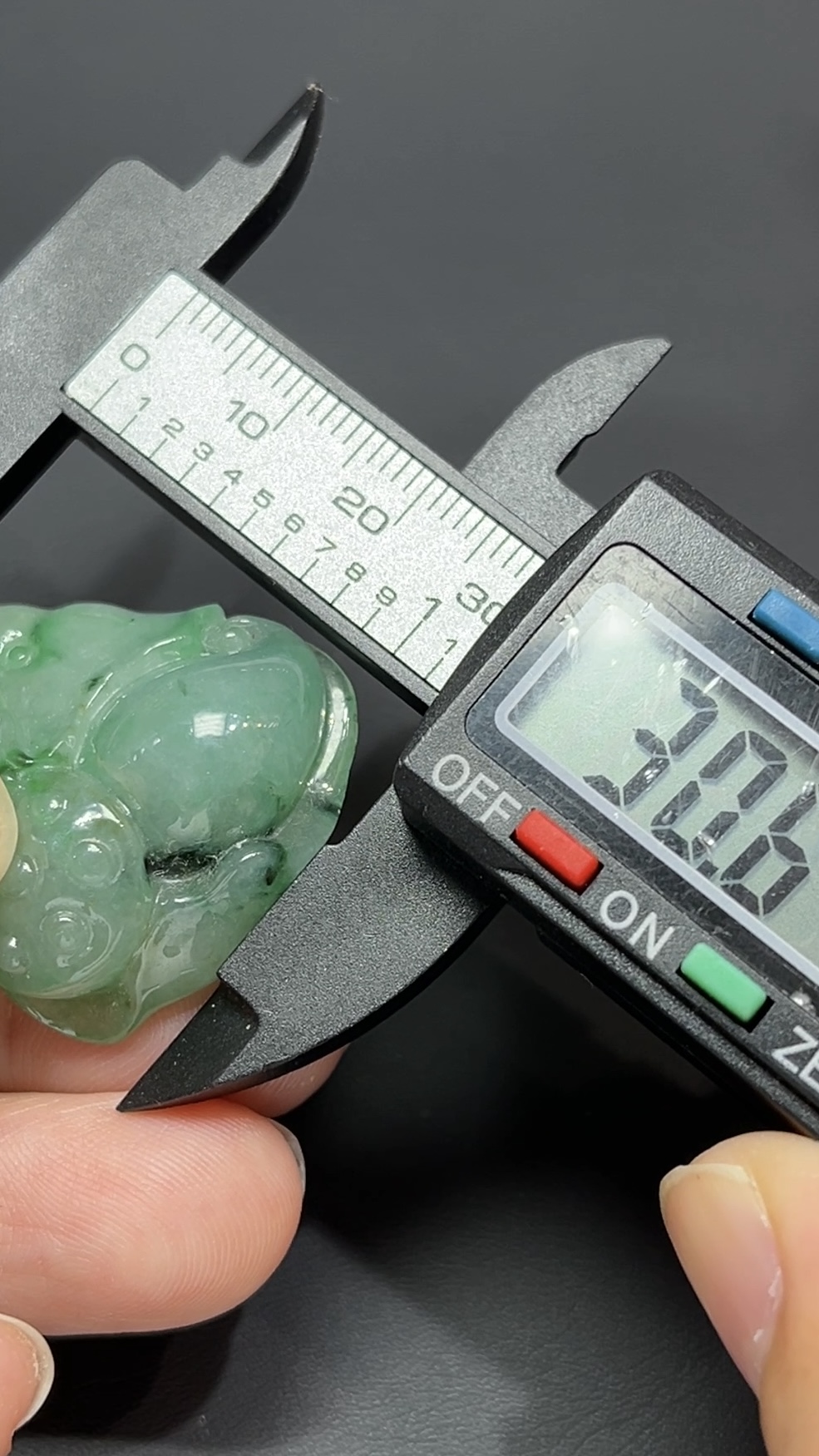 荷韻靈趣・天然翡翠蓮蓬青蛙造型吊墜 #編號453 8 荷韻靈趣・天然翡翠蓮蓬青蛙造型吊墜 #編號453 - Image 8