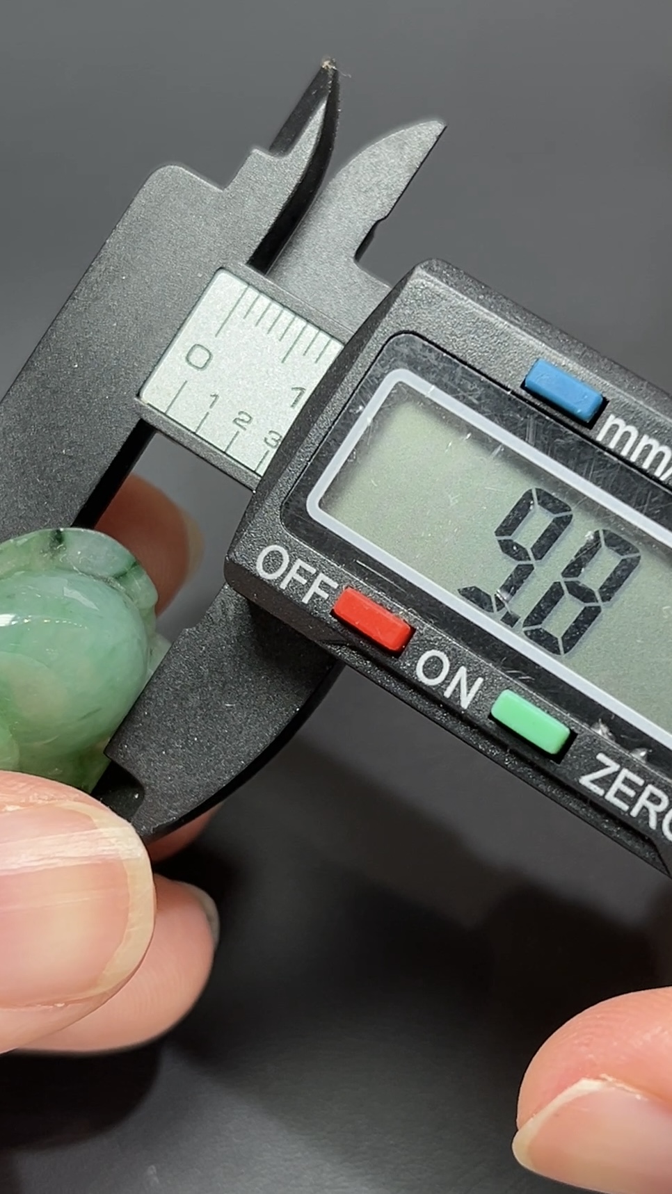 荷韻靈趣・天然翡翠蓮蓬青蛙造型吊墜 #編號453 9 荷韻靈趣・天然翡翠蓮蓬青蛙造型吊墜 #編號453 - Image 9