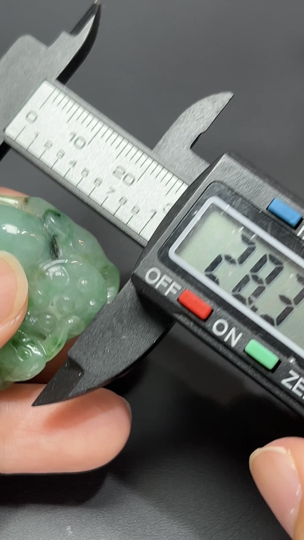 荷韻靈趣・天然翡翠蓮蓬青蛙造型吊墜 #編號453 10 荷韻靈趣・天然翡翠蓮蓬青蛙造型吊墜 #編號453 - Image 10