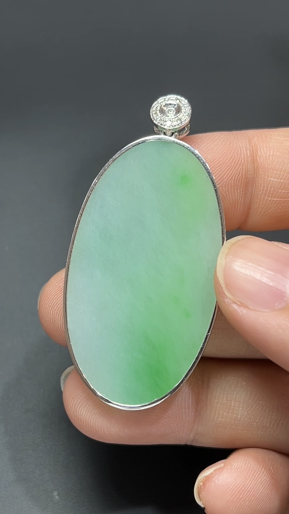 靜心守護・18K金鑲嵌天然翡翠橢圓形無事牌吊墜 #編號454 2 靜心守護・18K金鑲嵌天然翡翠橢圓形無事牌吊墜 #編號454 - Image 2