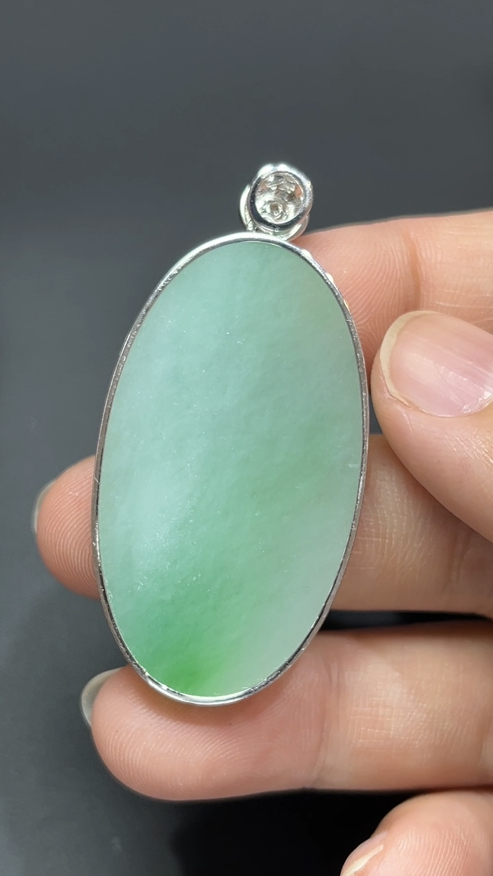 靜心守護・18K金鑲嵌天然翡翠橢圓形無事牌吊墜 #編號454 3 靜心守護・18K金鑲嵌天然翡翠橢圓形無事牌吊墜 #編號454 - Image 3
