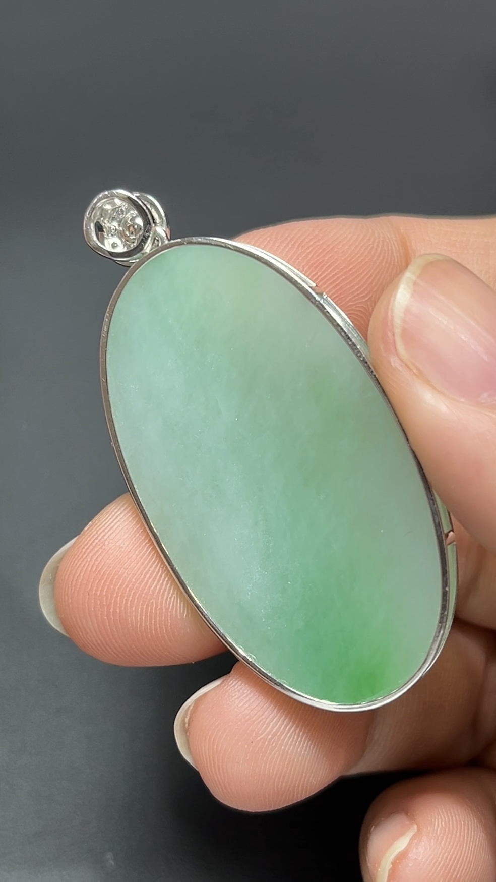 靜心守護・18K金鑲嵌天然翡翠橢圓形無事牌吊墜 #編號454 4 靜心守護・18K金鑲嵌天然翡翠橢圓形無事牌吊墜 #編號454 - Image 4