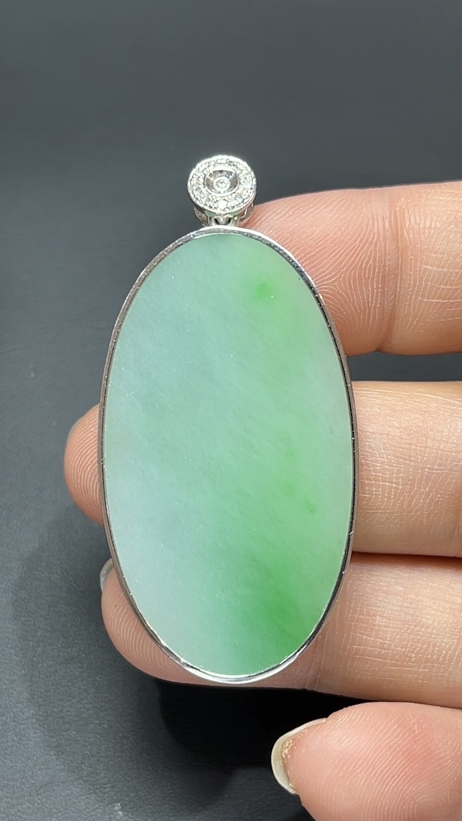 靜心守護・18K金鑲嵌天然翡翠橢圓形無事牌吊墜 #編號454 1 靜心守護・18K金鑲嵌天然翡翠橢圓形無事牌吊墜 #編號454