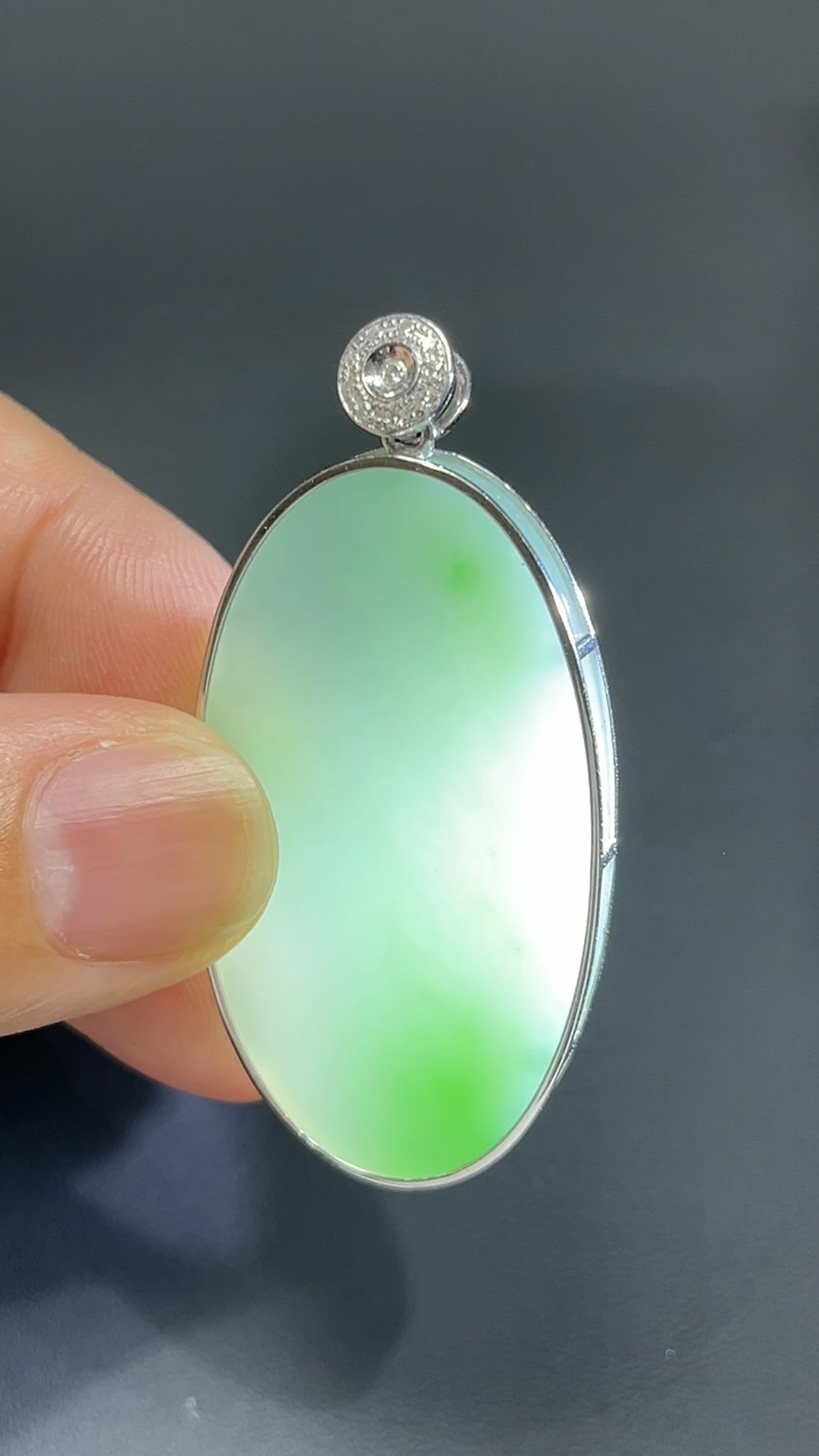 靜心守護・18K金鑲嵌天然翡翠橢圓形無事牌吊墜 #編號454 6 靜心守護・18K金鑲嵌天然翡翠橢圓形無事牌吊墜 #編號454 - Image 6