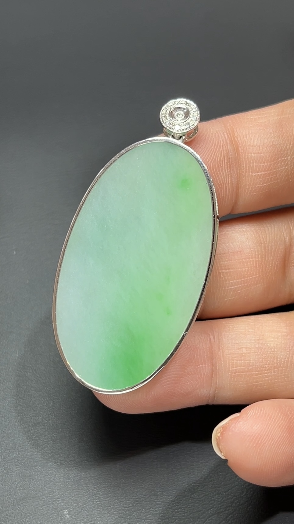 靜心守護・18K金鑲嵌天然翡翠橢圓形無事牌吊墜 #編號454 7 靜心守護・18K金鑲嵌天然翡翠橢圓形無事牌吊墜 #編號454 - Image 7