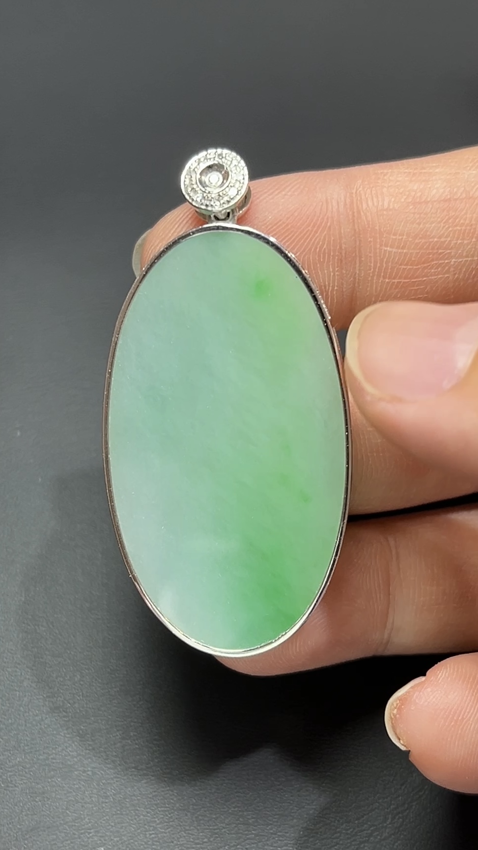 靜心守護・18K金鑲嵌天然翡翠橢圓形無事牌吊墜 #編號454 8 靜心守護・18K金鑲嵌天然翡翠橢圓形無事牌吊墜 #編號454 - Image 8