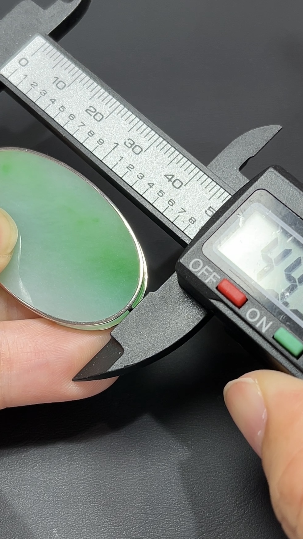 靜心守護・18K金鑲嵌天然翡翠橢圓形無事牌吊墜 #編號454 9 靜心守護・18K金鑲嵌天然翡翠橢圓形無事牌吊墜 #編號454 - Image 9