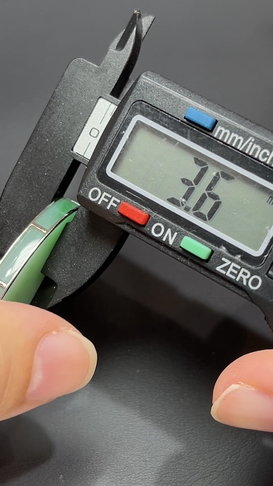 靜心守護・18K金鑲嵌天然翡翠橢圓形無事牌吊墜 #編號454 10 靜心守護・18K金鑲嵌天然翡翠橢圓形無事牌吊墜 #編號454 - Image 10