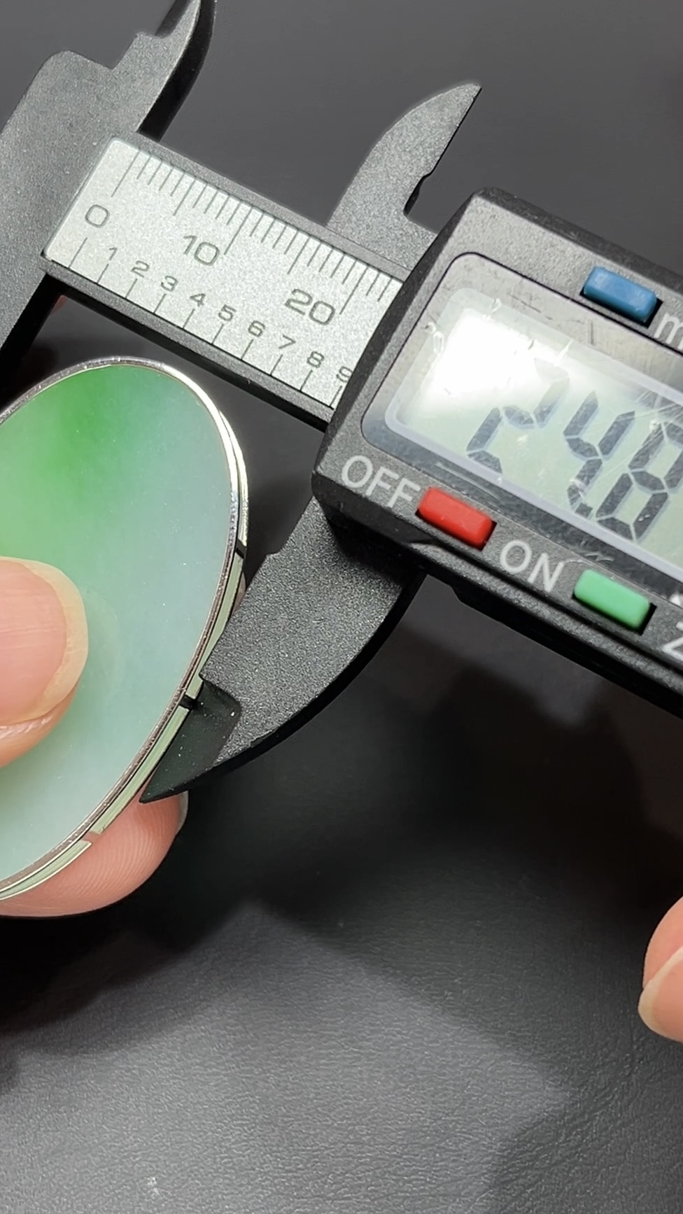 靜心守護・18K金鑲嵌天然翡翠橢圓形無事牌吊墜 #編號454 11 靜心守護・18K金鑲嵌天然翡翠橢圓形無事牌吊墜 #編號454 - Image 11