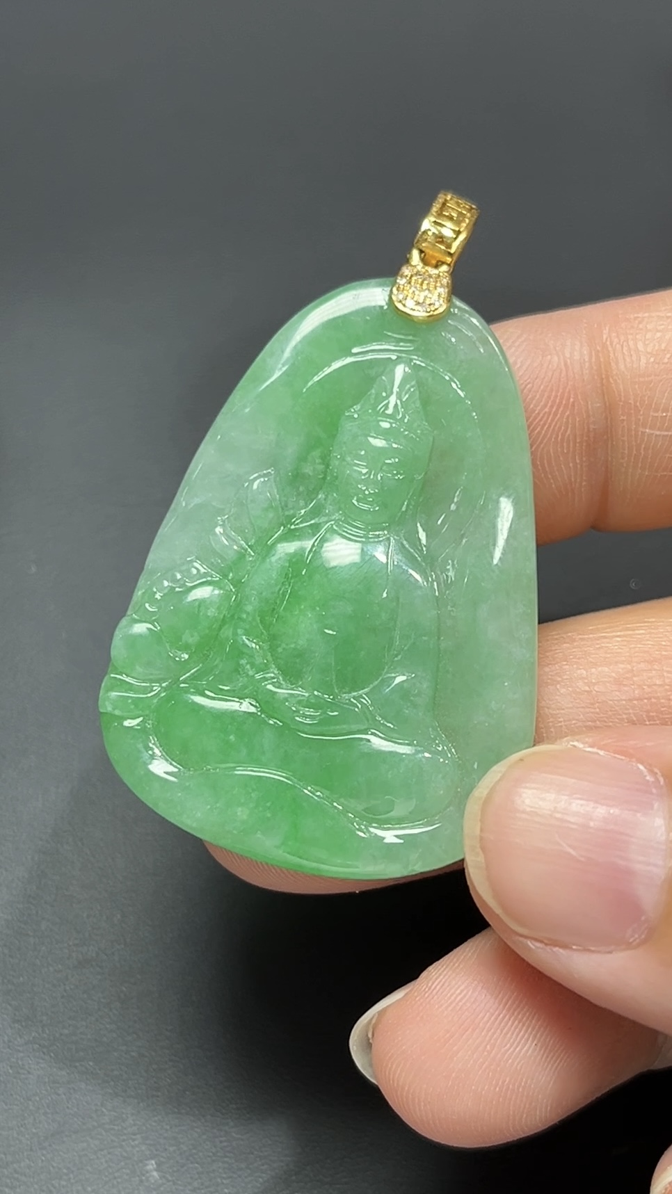 靜慧守心・18K黃金扣天然綠色翡翠打坐觀音吊墜 #編號455 2 靜慧守心・18K黃金扣天然綠色翡翠打坐觀音吊墜 #編號455 - Image 2