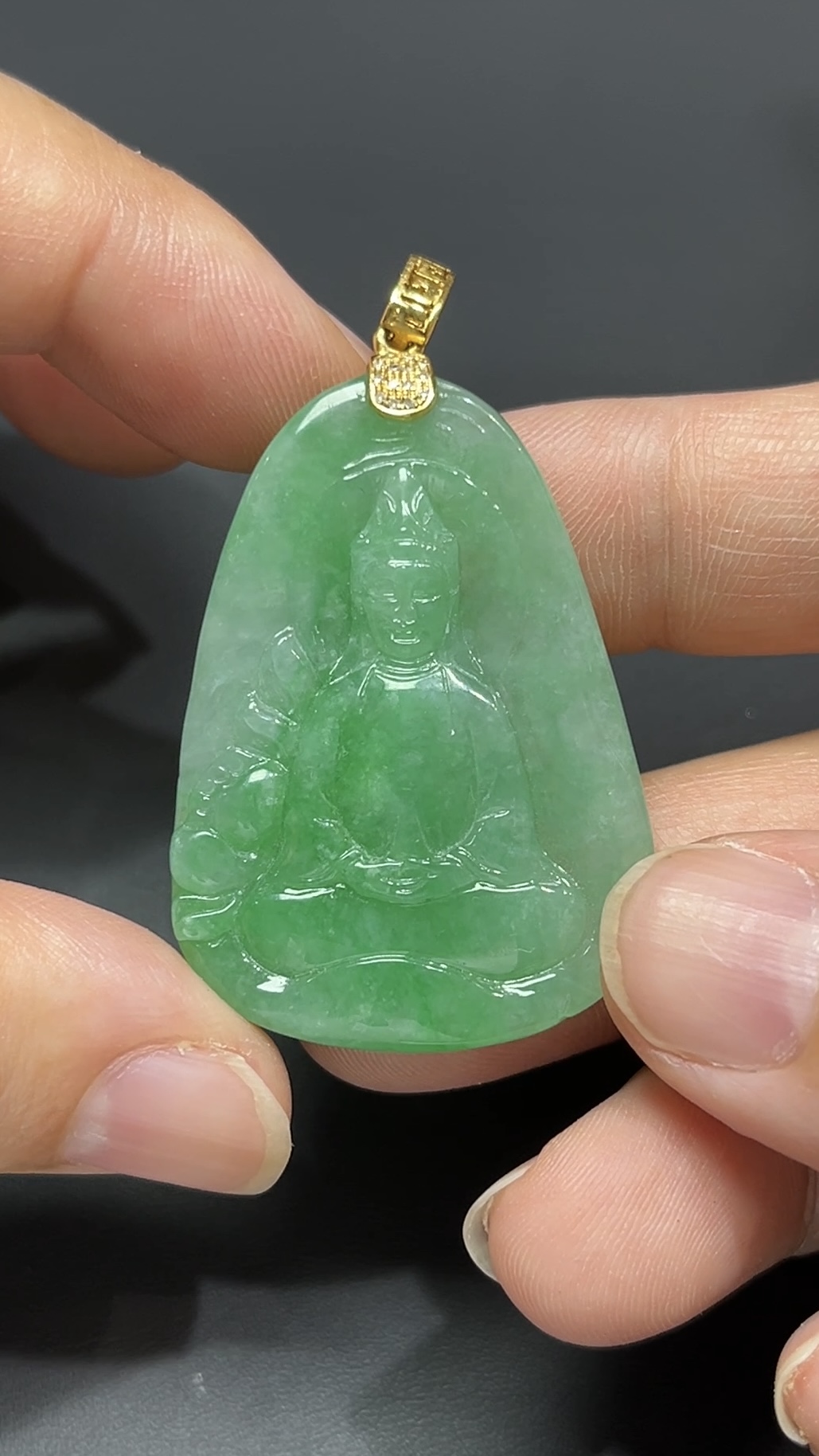 靜慧守心・18K黃金扣天然綠色翡翠打坐觀音吊墜 #編號455 3 靜慧守心・18K黃金扣天然綠色翡翠打坐觀音吊墜 #編號455 - Image 3