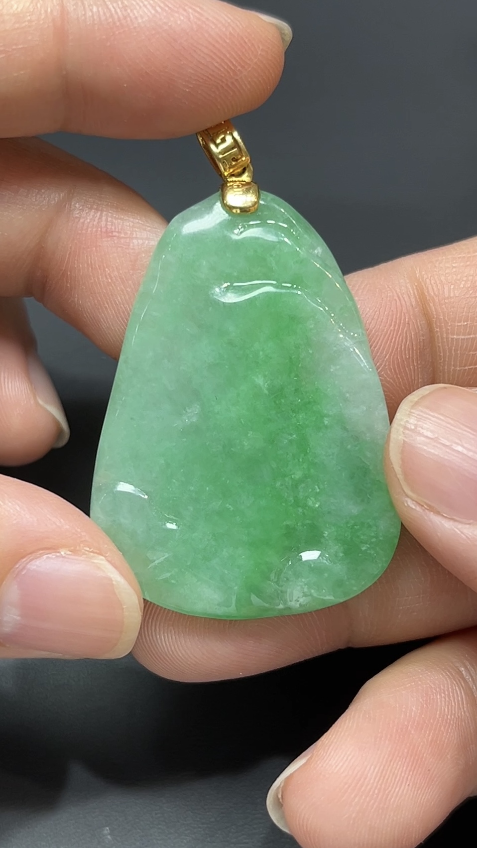 靜慧守心・18K黃金扣天然綠色翡翠打坐觀音吊墜 #編號455 4 靜慧守心・18K黃金扣天然綠色翡翠打坐觀音吊墜 #編號455 - Image 4