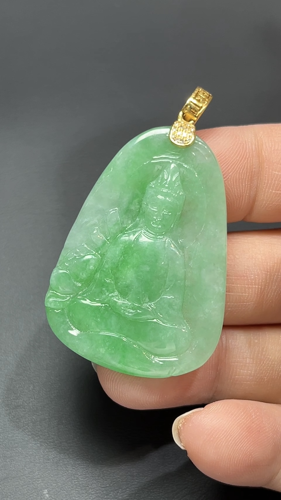 靜慧守心・18K黃金扣天然綠色翡翠打坐觀音吊墜 #編號455 6 靜慧守心・18K黃金扣天然綠色翡翠打坐觀音吊墜 #編號455 - Image 6