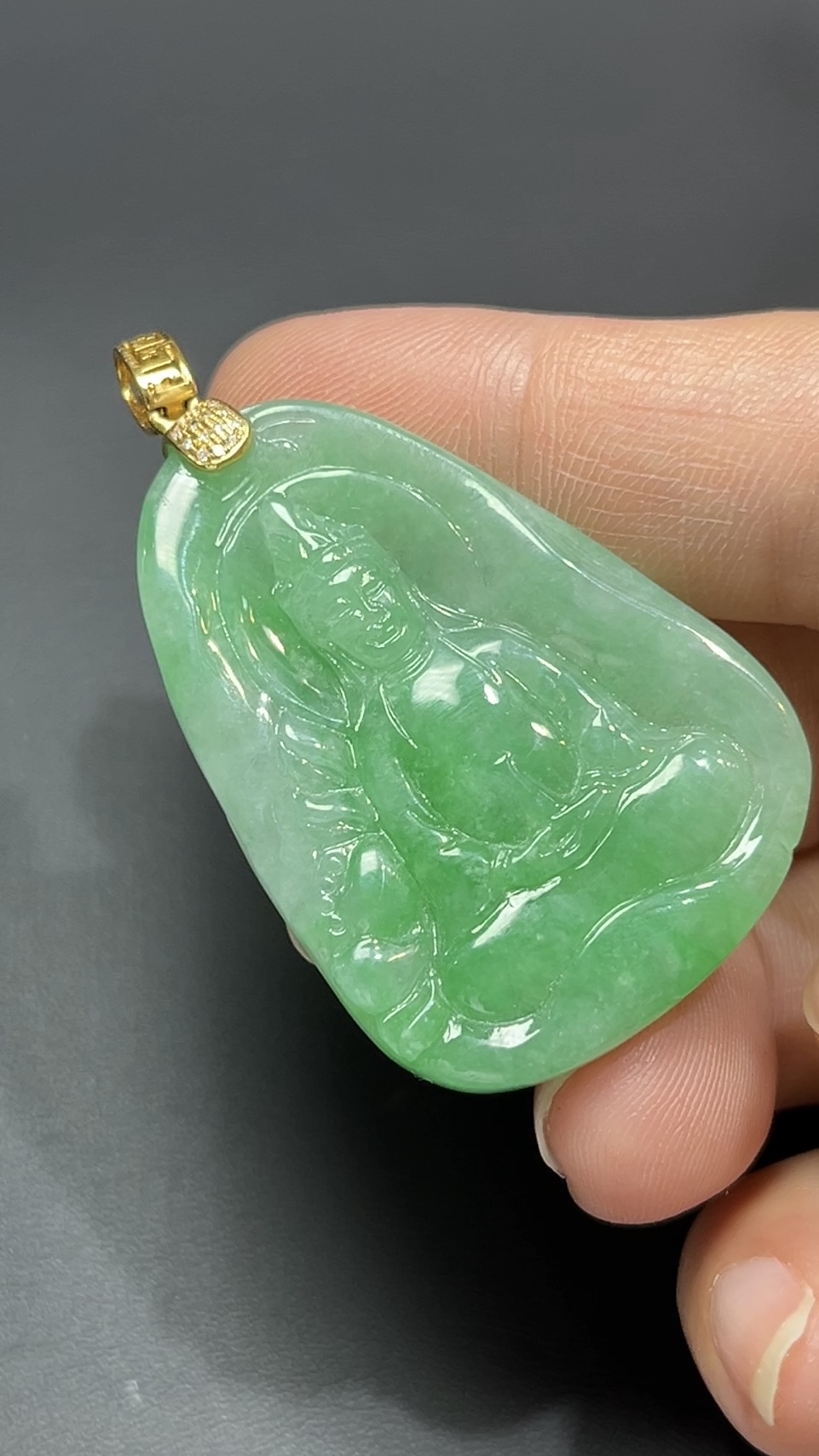 靜慧守心・18K黃金扣天然綠色翡翠打坐觀音吊墜 #編號455 7 靜慧守心・18K黃金扣天然綠色翡翠打坐觀音吊墜 #編號455 - Image 7