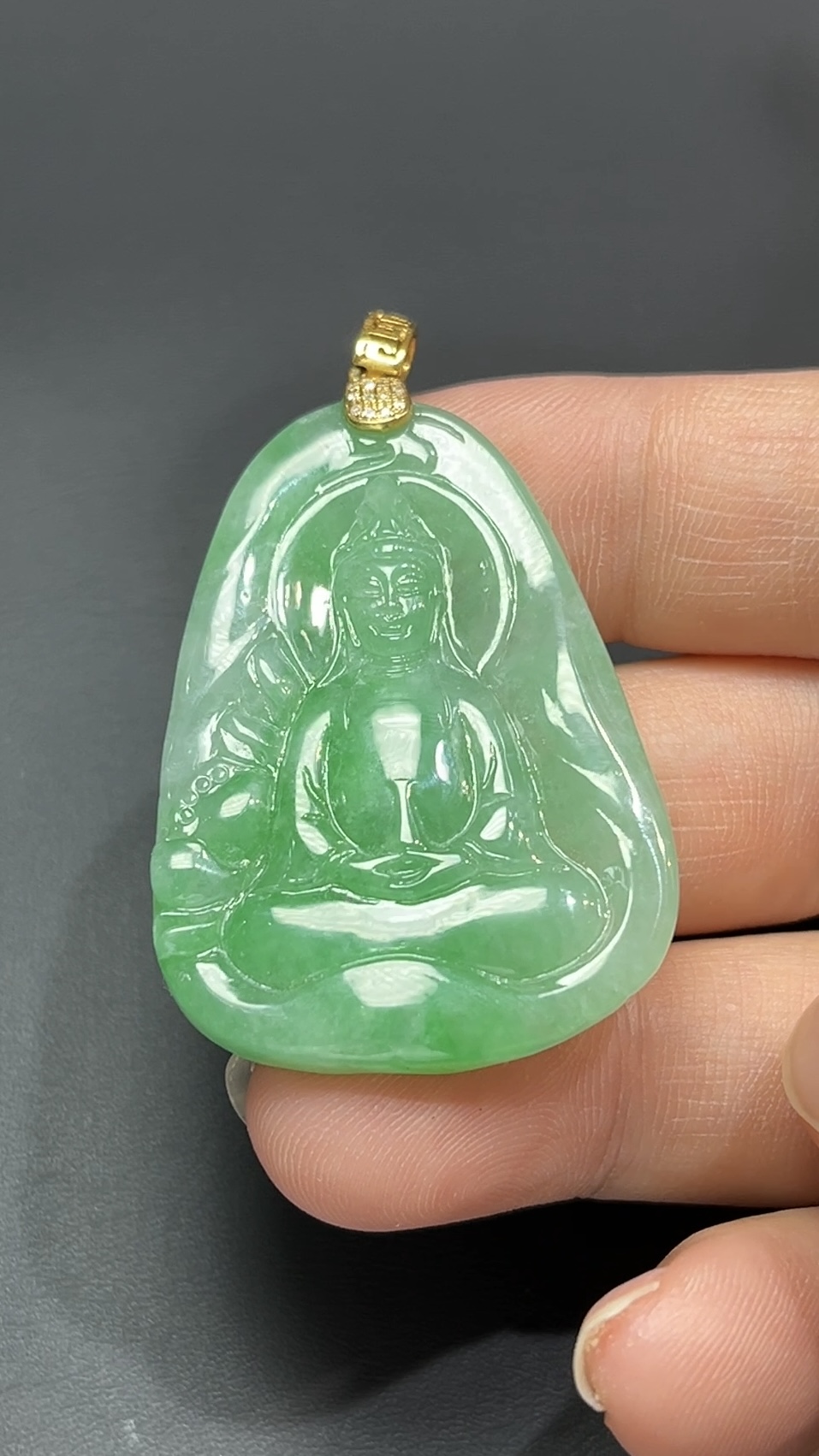 靜慧守心・18K黃金扣天然綠色翡翠打坐觀音吊墜 #編號455 8 靜慧守心・18K黃金扣天然綠色翡翠打坐觀音吊墜 #編號455 - Image 8