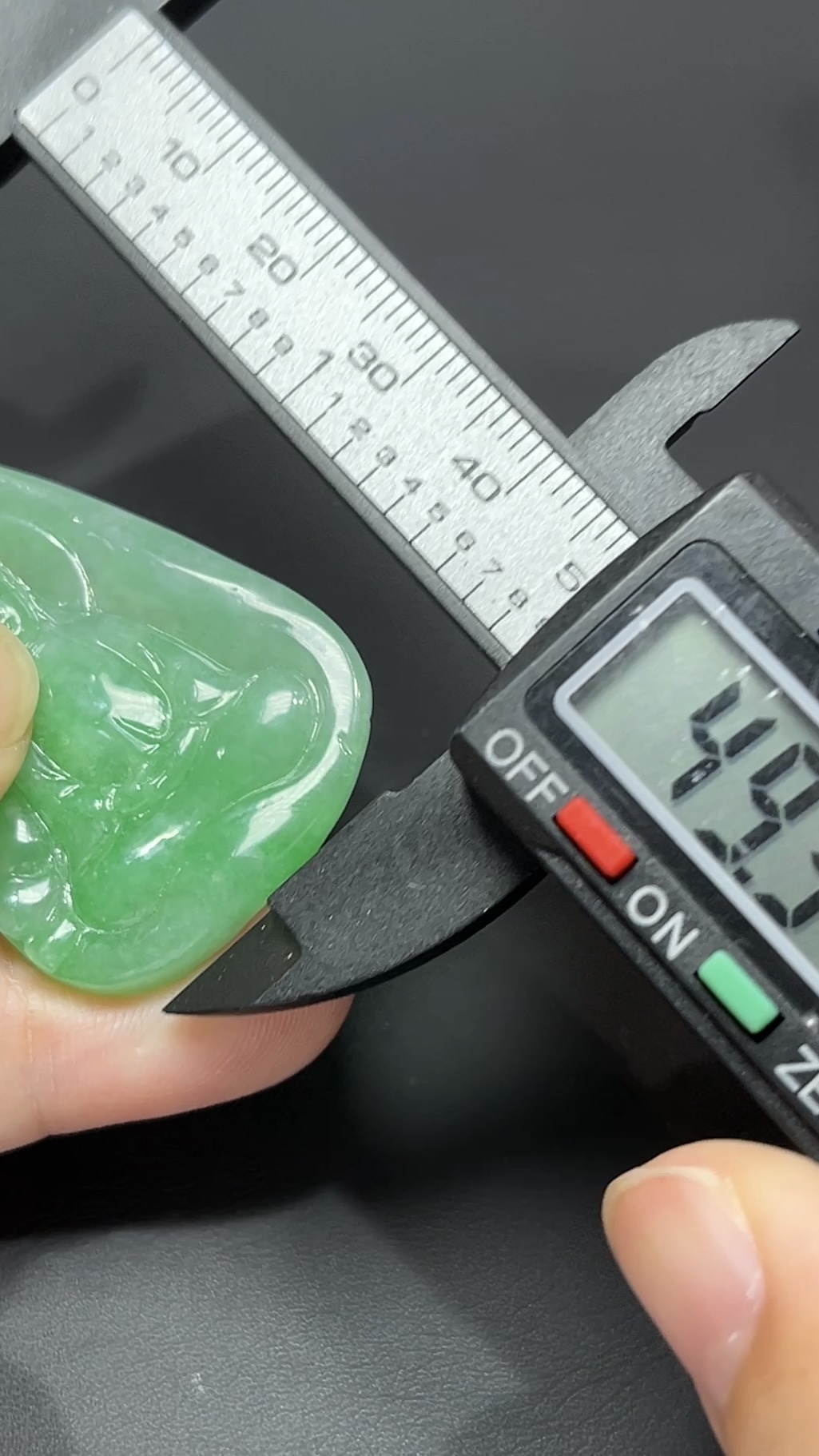 靜慧守心・18K黃金扣天然綠色翡翠打坐觀音吊墜 #編號455 9 靜慧守心・18K黃金扣天然綠色翡翠打坐觀音吊墜 #編號455 - Image 9