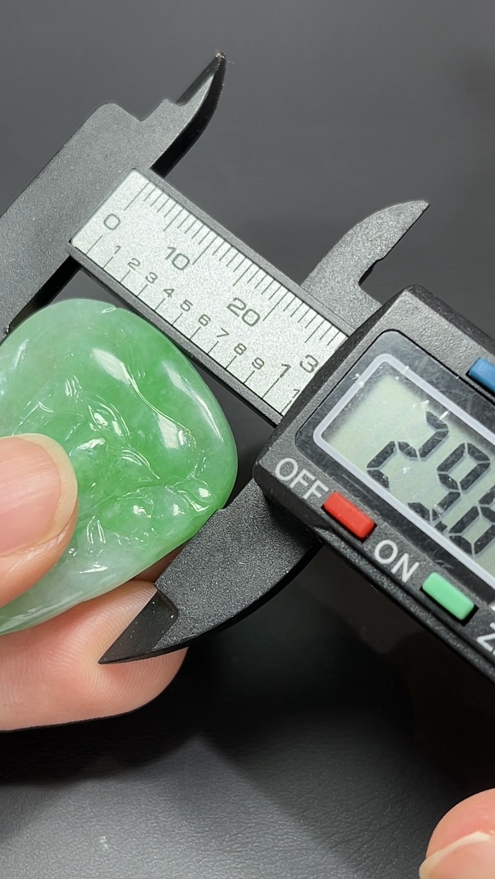 靜慧守心・18K黃金扣天然綠色翡翠打坐觀音吊墜 #編號455 10 靜慧守心・18K黃金扣天然綠色翡翠打坐觀音吊墜 #編號455 - Image 10