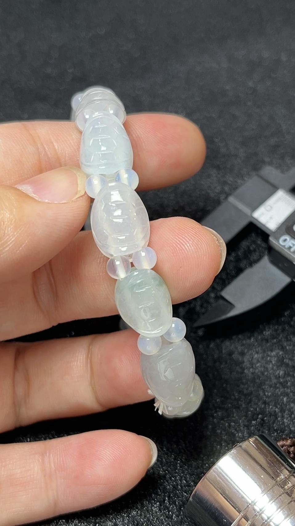 雕刻龜殼紋翡翠手串|守護寓意 A 貨翡翠首選 #編號457 3 雕刻龜殼紋翡翠手串|守護寓意 A 貨翡翠首選 #編號457 - Image 3