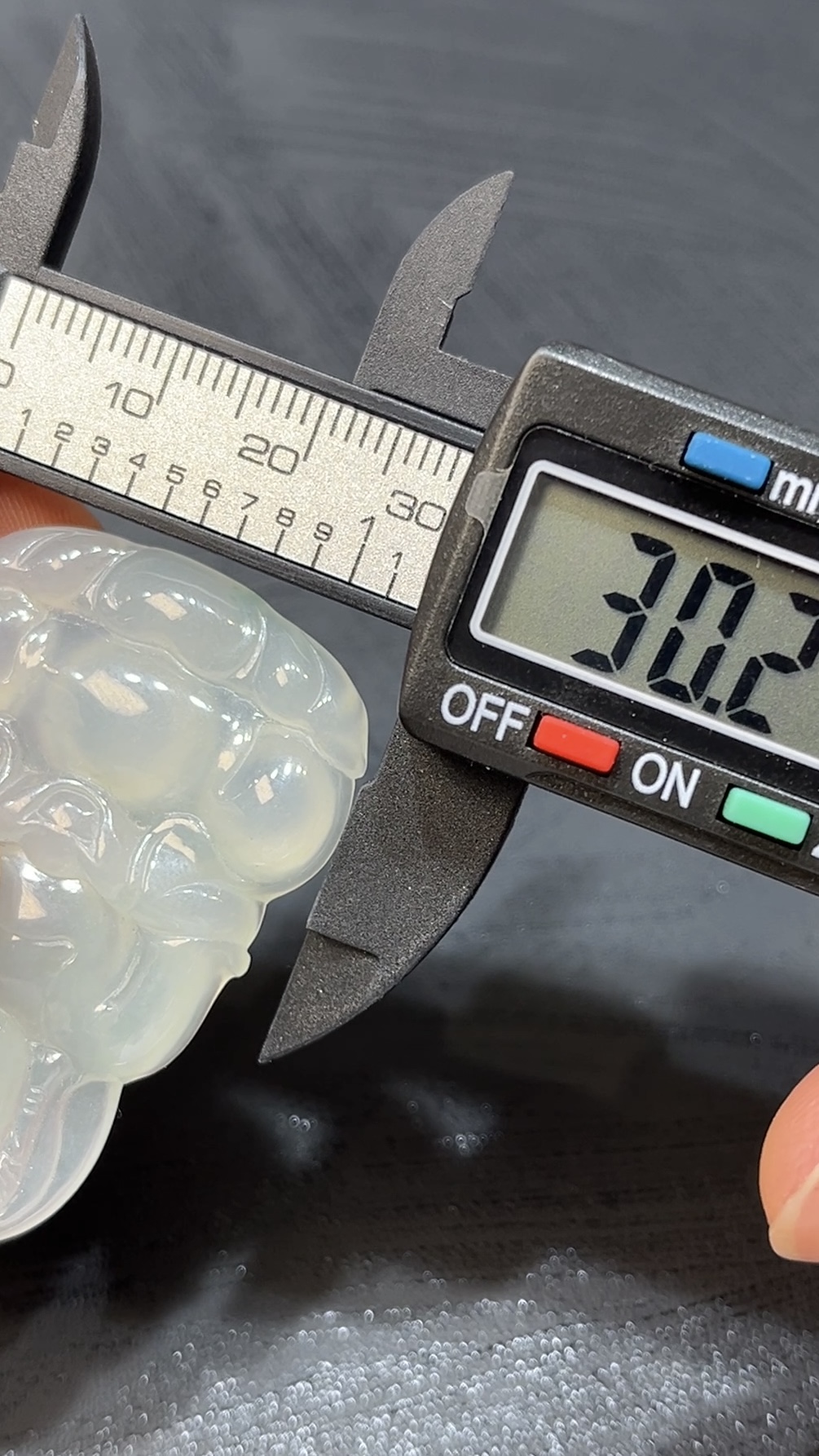 天然A貨翡翠觀音|慈悲護佑玉器|高質工藝玉石 商品編號#470 9 天然A貨翡翠觀音|慈悲護佑玉器|高質工藝玉石 商品編號#470 - Image 9