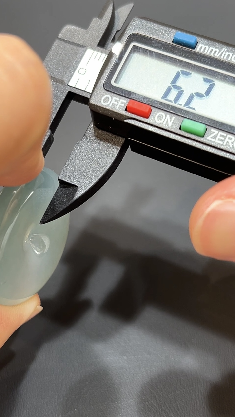 高質素翡翠平安扣|天然玉器.淺綠底色.商品編號#472 10 高質素翡翠平安扣|天然玉器.淺綠底色.商品編號#472 - Image 10