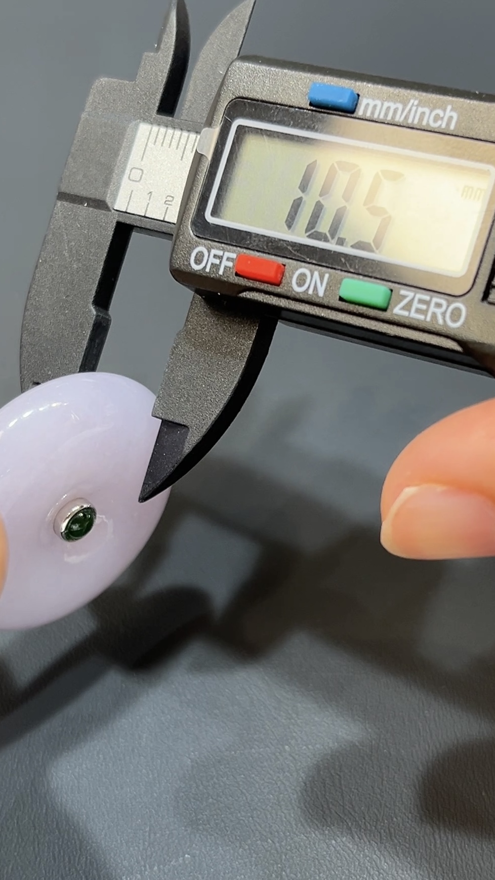 紫翡翠厚身平安扣|18K白金鑲鑽扣頭|天然玉器|商品編號#474 6 紫翡翠厚身平安扣|18K白金鑲鑽扣頭|天然玉器|商品編號#474 - Image 6