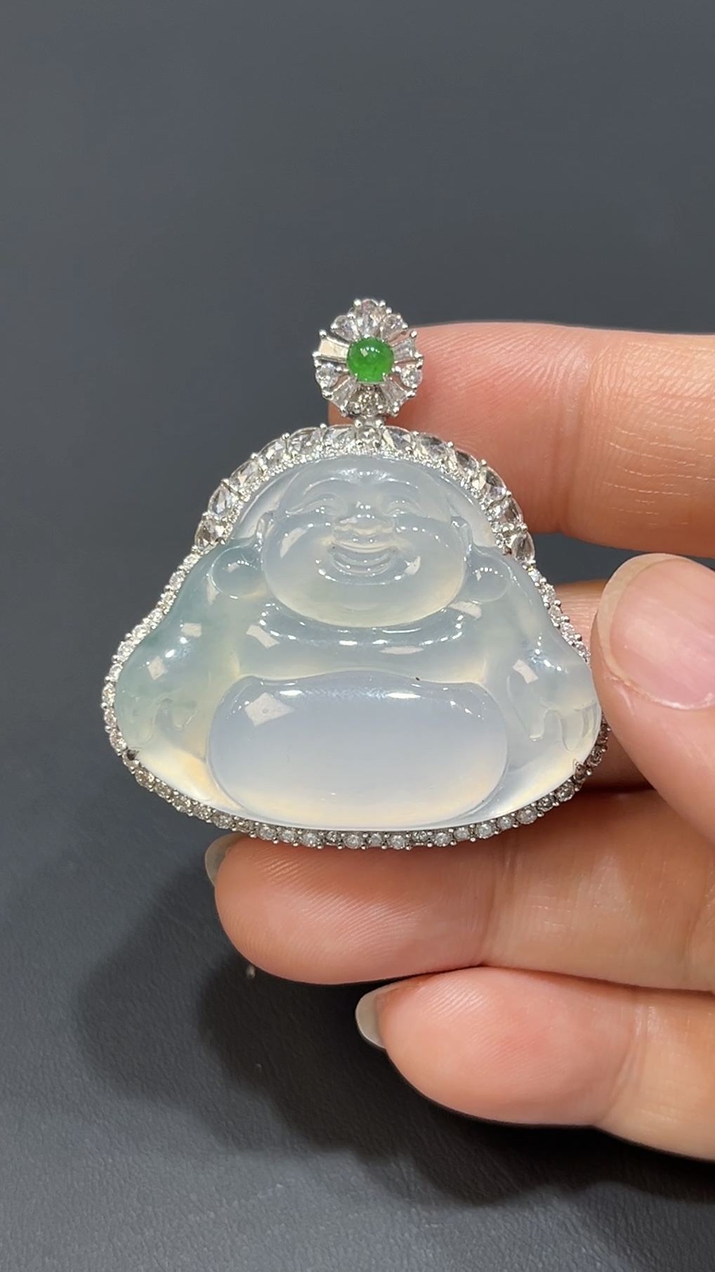 天然白翡翠佛公吊墜|18K白金鑲嵌工藝 商品編號#477 1 天然白翡翠佛公吊墜|18K白金鑲嵌工藝 商品編號#477