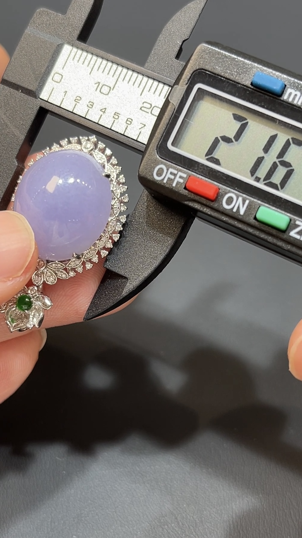 紫羅蘭翡翠蛋面吊墜|18K白金鑲嵌+鑽石裝飾|高級玉器|商品編號#478 9 紫羅蘭翡翠蛋面吊墜|18K白金鑲嵌+鑽石裝飾|高級玉器|商品編號#478 - Image 9