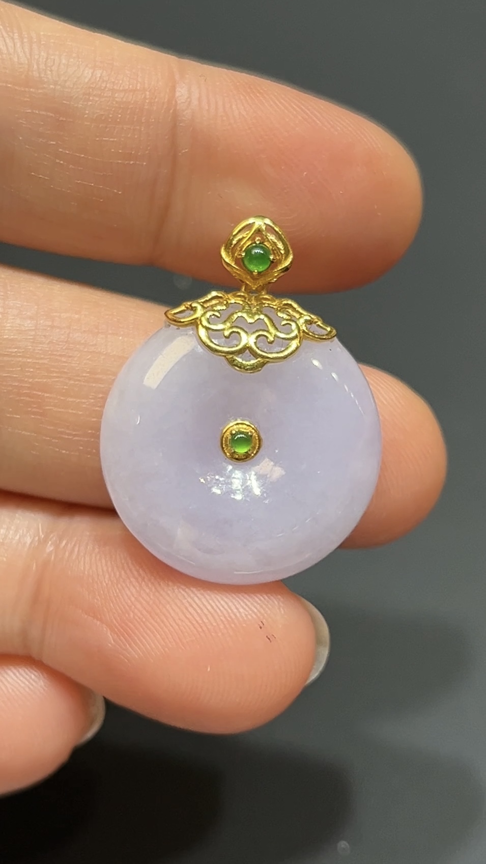 紫羅蘭翡翠算盤形平安扣吊墜|18K黃金蕾絲花邊鑲嵌|高雅玉器設計|商品編號#481 4 紫羅蘭翡翠算盤形平安扣吊墜|18K黃金蕾絲花邊鑲嵌|高雅玉器設計|商品編號#481 - Image 4