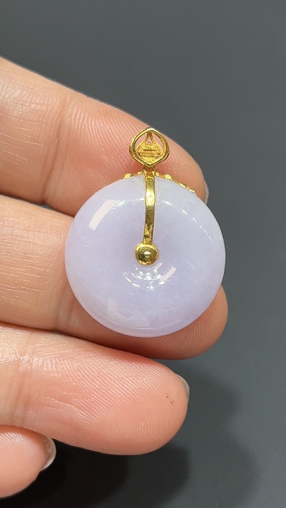 紫羅蘭翡翠算盤形平安扣吊墜|18K黃金蕾絲花邊鑲嵌|高雅玉器設計|商品編號#481 5 紫羅蘭翡翠算盤形平安扣吊墜|18K黃金蕾絲花邊鑲嵌|高雅玉器設計|商品編號#481 - Image 5