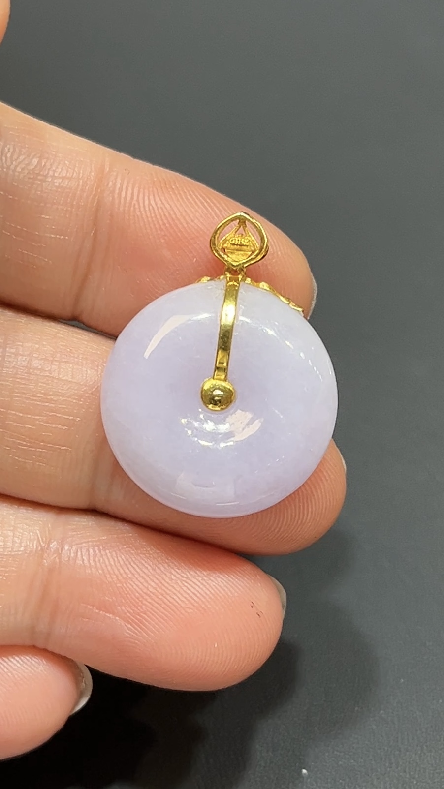 紫羅蘭翡翠算盤形平安扣吊墜|18K黃金蕾絲花邊鑲嵌|高雅玉器設計|商品編號#481 6 紫羅蘭翡翠算盤形平安扣吊墜|18K黃金蕾絲花邊鑲嵌|高雅玉器設計|商品編號#481 - Image 6