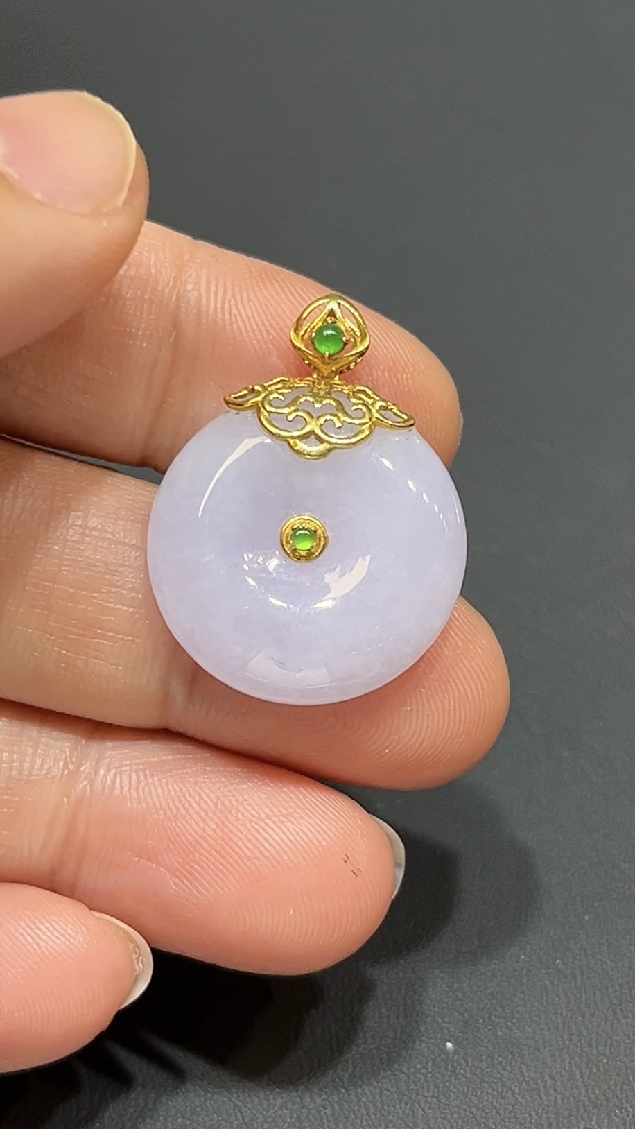 紫羅蘭翡翠算盤形平安扣吊墜|18K黃金蕾絲花邊鑲嵌|高雅玉器設計|商品編號#481 7 紫羅蘭翡翠算盤形平安扣吊墜|18K黃金蕾絲花邊鑲嵌|高雅玉器設計|商品編號#481 - Image 7