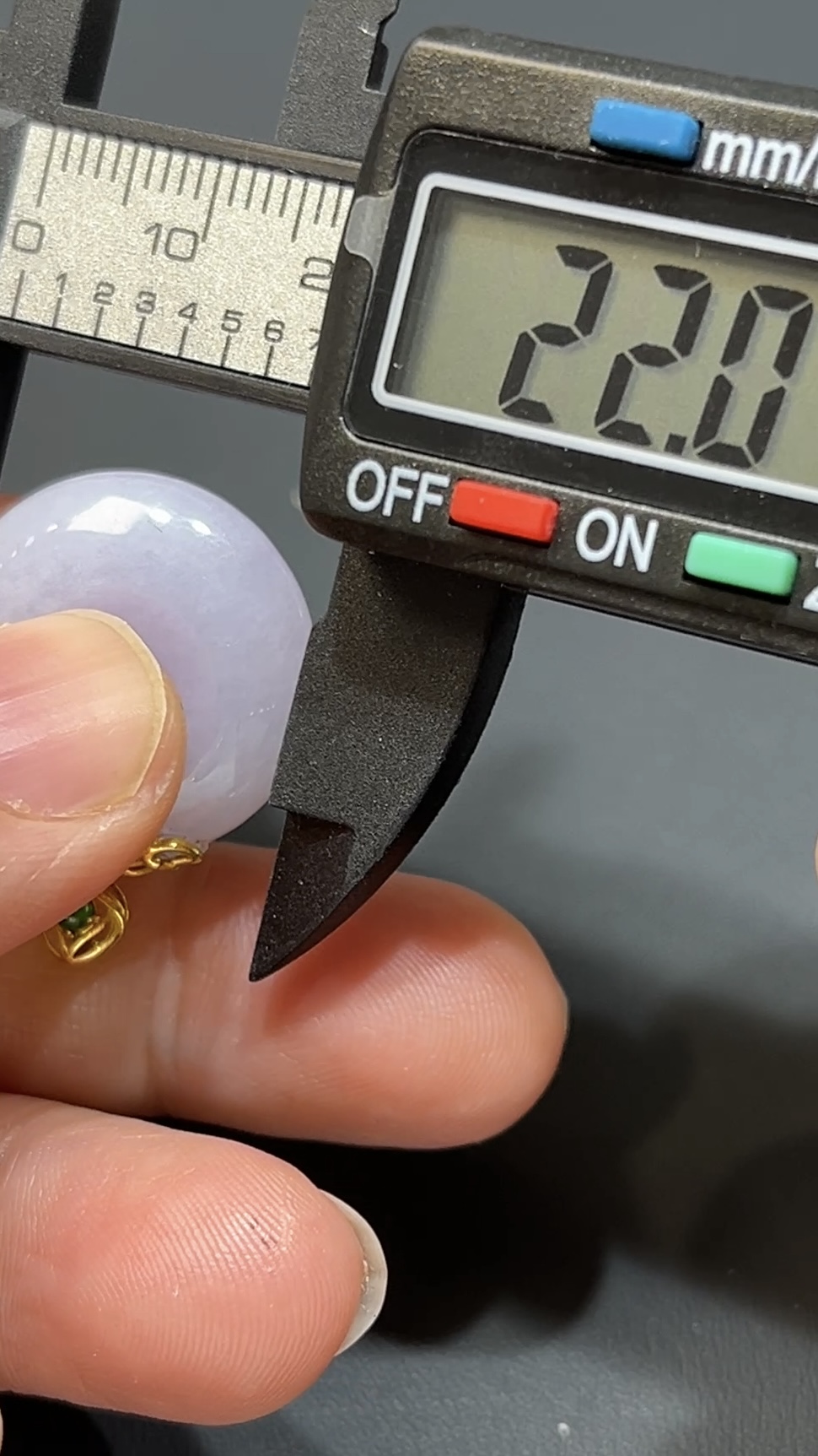 紫羅蘭翡翠算盤形平安扣吊墜|18K黃金蕾絲花邊鑲嵌|高雅玉器設計|商品編號#481 8 紫羅蘭翡翠算盤形平安扣吊墜|18K黃金蕾絲花邊鑲嵌|高雅玉器設計|商品編號#481 - Image 8