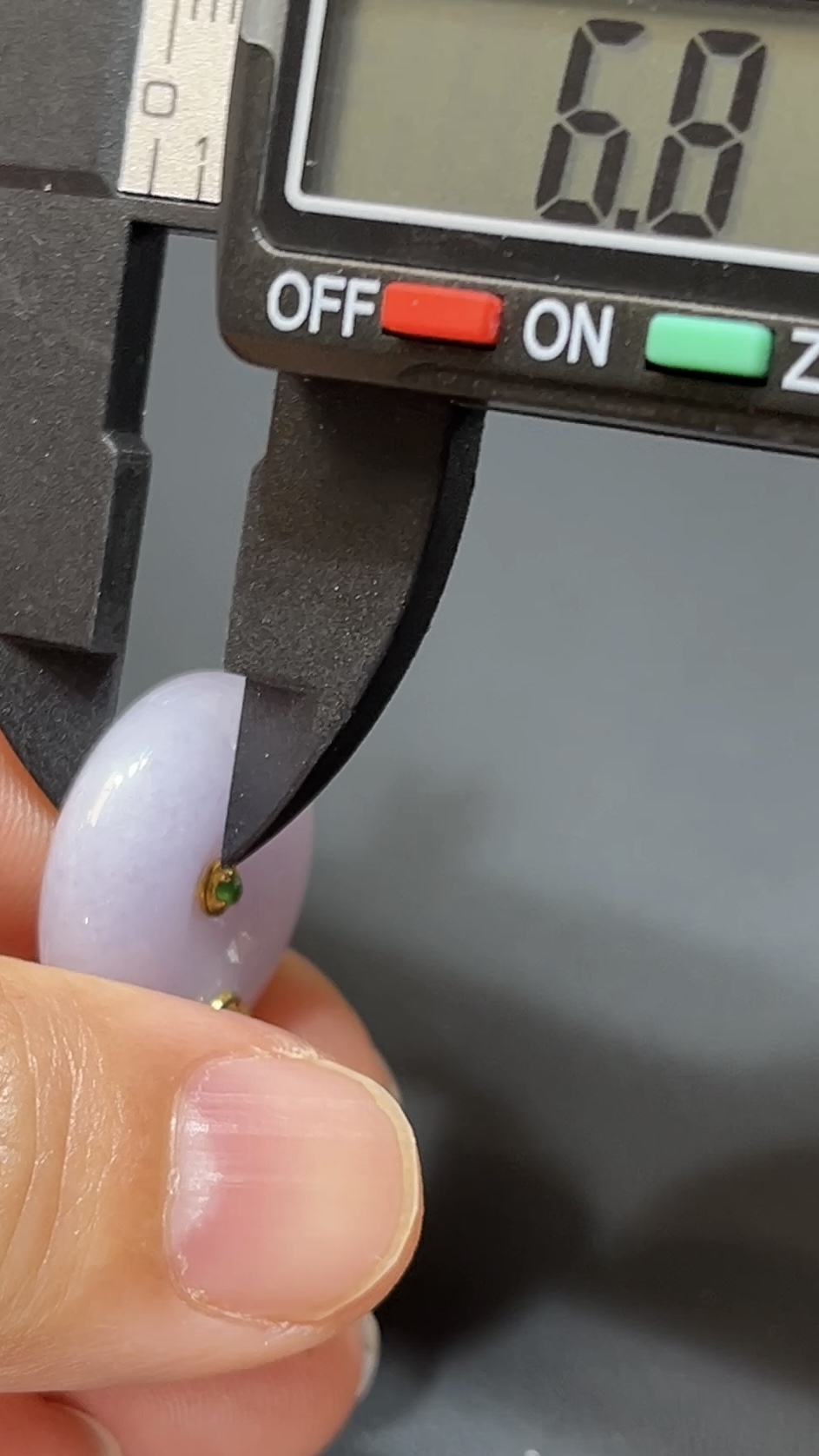 紫羅蘭翡翠算盤形平安扣吊墜|18K黃金蕾絲花邊鑲嵌|高雅玉器設計|商品編號#481 9 紫羅蘭翡翠算盤形平安扣吊墜|18K黃金蕾絲花邊鑲嵌|高雅玉器設計|商品編號#481 - Image 9