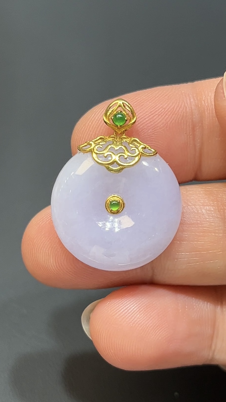 紫羅蘭翡翠算盤形平安扣吊墜|18K黃金蕾絲花邊鑲嵌|高雅玉器設計|商品編號#481 1 紫羅蘭翡翠算盤形平安扣吊墜|18K黃金蕾絲花邊鑲嵌|高雅玉器設計|商品編號#481