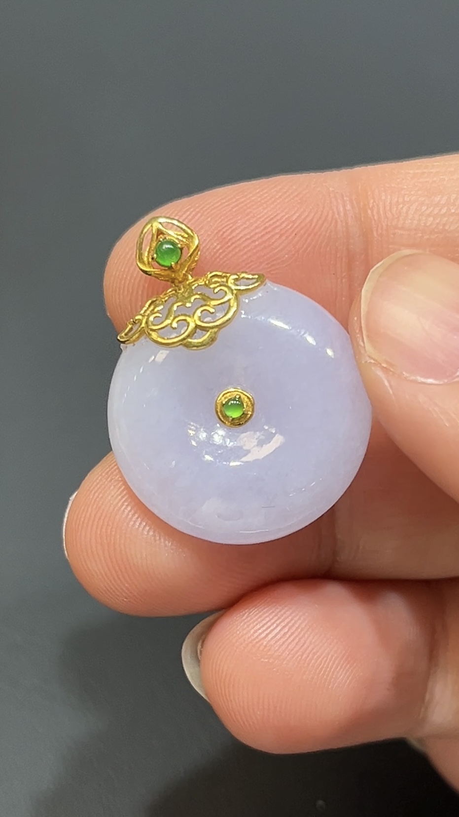 紫羅蘭翡翠算盤形平安扣吊墜|18K黃金蕾絲花邊鑲嵌|高雅玉器設計|商品編號#481 2 紫羅蘭翡翠算盤形平安扣吊墜|18K黃金蕾絲花邊鑲嵌|高雅玉器設計|商品編號#481 - Image 2